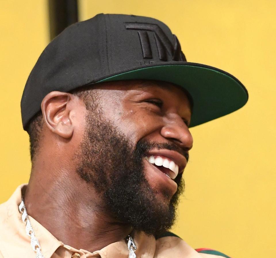 　会見で笑顔を見せるフロイド・メイウェザー（撮影・佐藤厚）