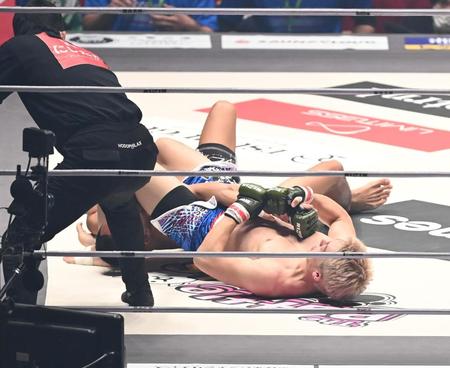 　１回、腕を極めて勝利した三浦孝太（撮影・高石航平）