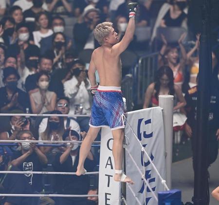 　試合に勝利し、コーナーで拳を突き上げる三浦孝太（撮影・高石航平）