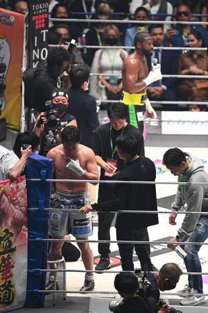 　試合に敗れ、メイウェザーのインタビュー中に引き揚げる朝倉未来（撮影・高石航平）