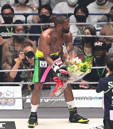 　捨てられた花束を拾い上げるメイウェザー（撮影・高石航平）