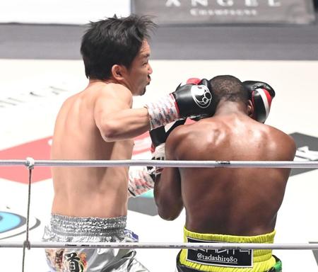 　１回、メイウェザーを攻める朝倉未来（撮影・高石航平）