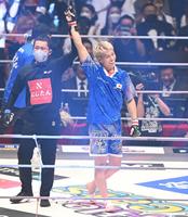 　一本勝ちし、笑顔で勝ち名乗りを受ける三浦孝太（撮影・高石航平）