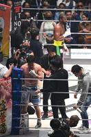 　試合に敗れ、メイウェザーのインタビュー中に引き揚げる朝倉未来（撮影・高石航平）