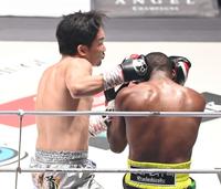 　１回、メイウェザーを攻める朝倉未来（撮影・高石航平）