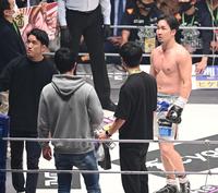 　スクリーンに映し出された自分のダウンシーンを確認する朝倉海（左）と朝倉未来（撮影・高石航平）