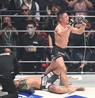 　２回、一本勝ちを収めガッツポーズの堀口恭司（撮影・高石航平）