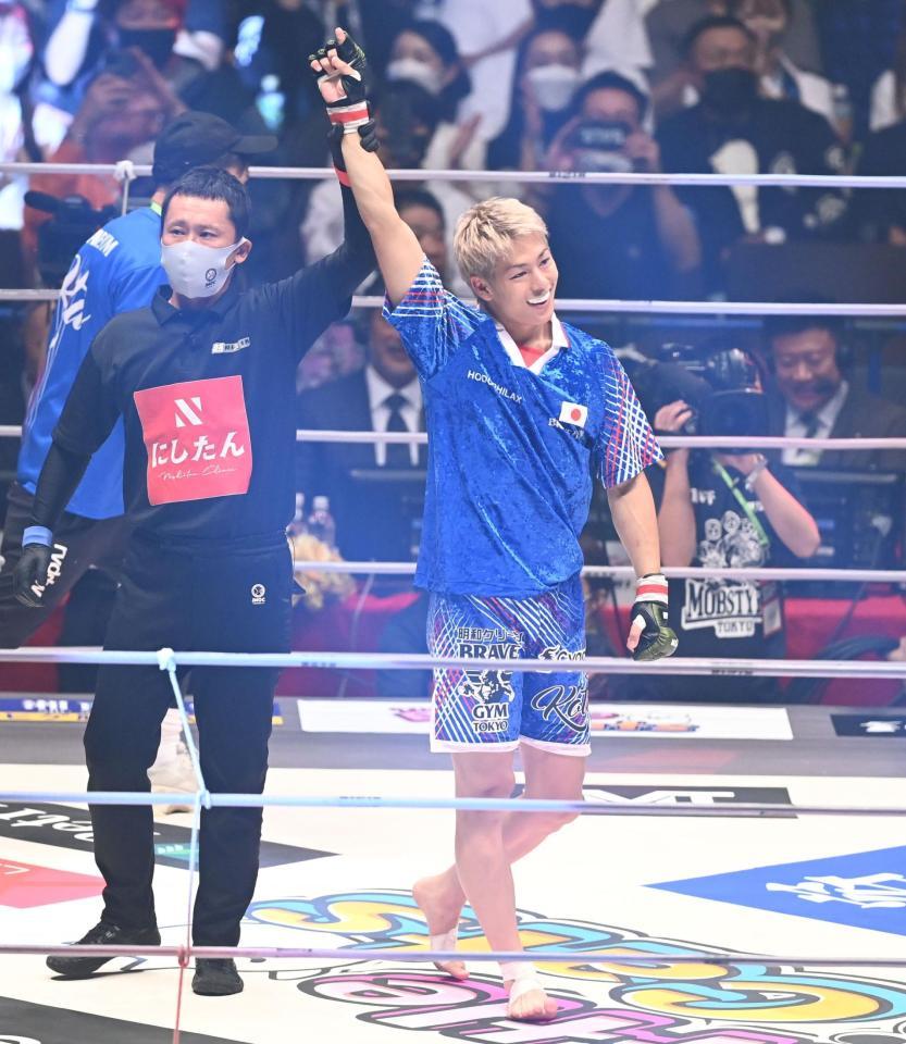 　一本勝ちし、笑顔で勝ち名乗りを受ける三浦孝太（撮影・高石航平）