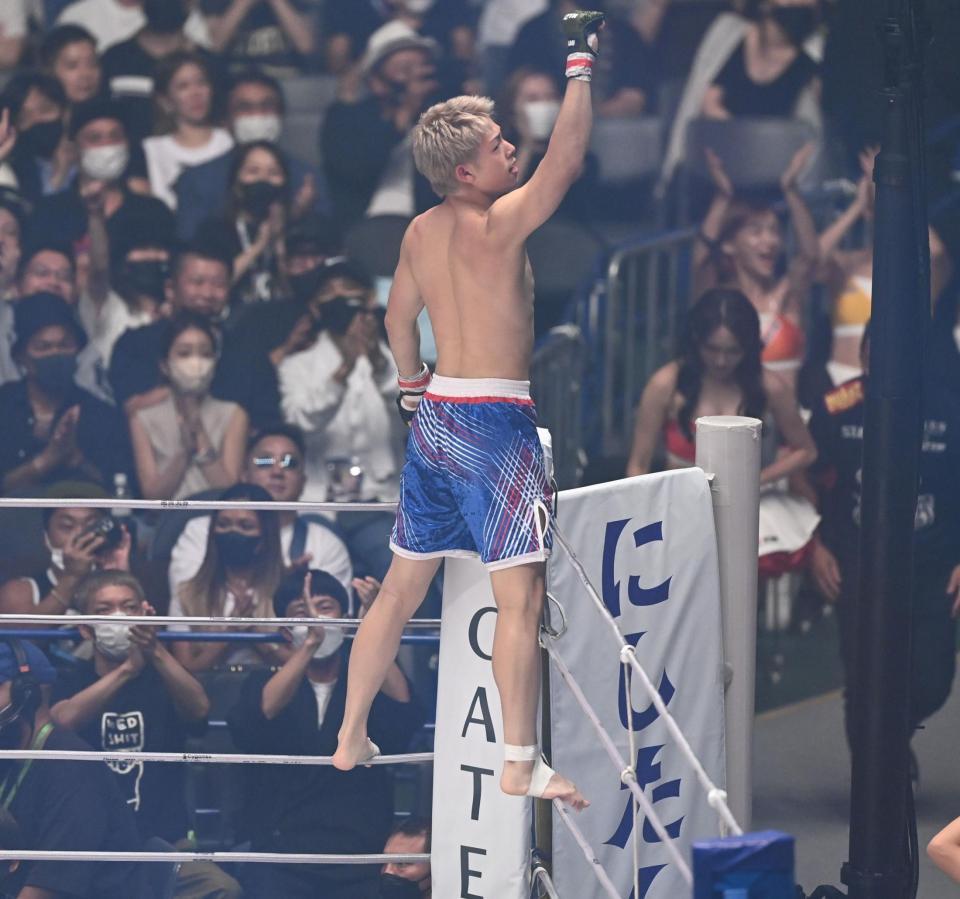 　試合に勝利し、コーナーで拳を突き上げる三浦孝太（撮影・高石航平）