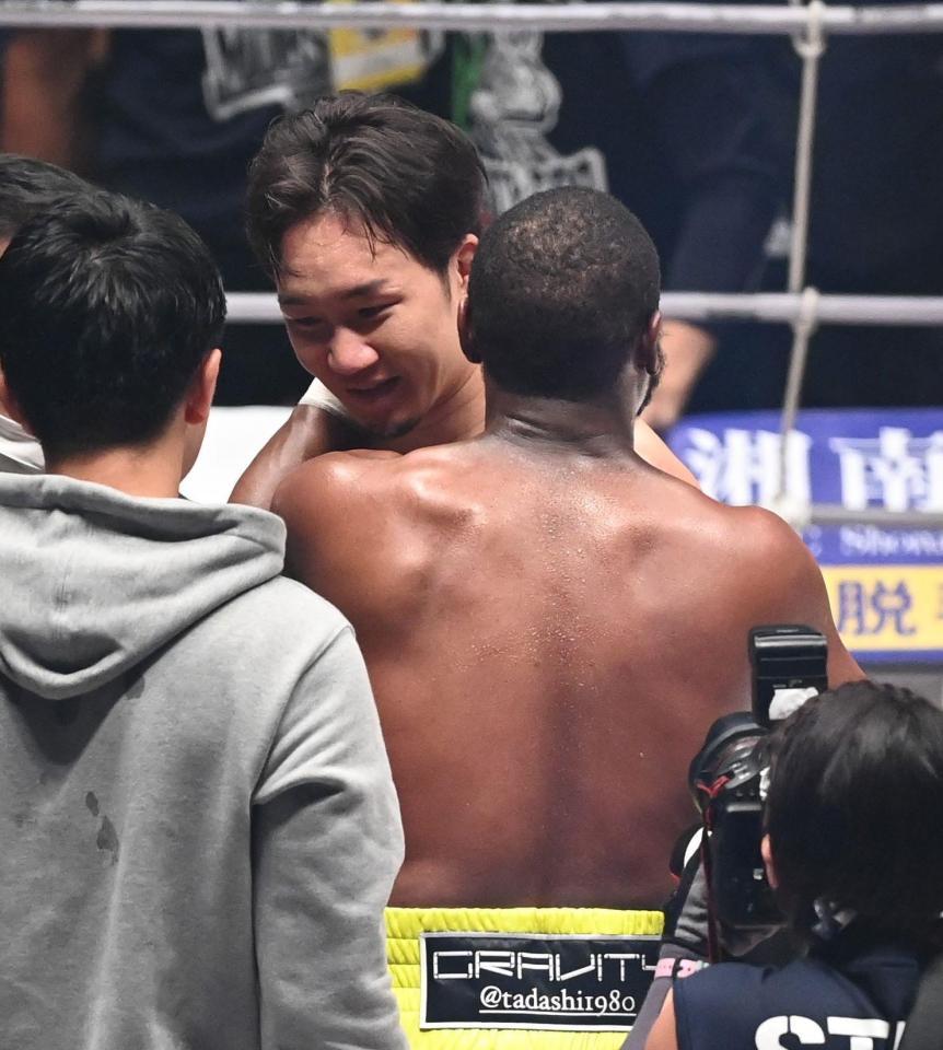 　試合を終え、健闘をたたえ合う朝倉未来とメイウェザー（撮影・高石航平）