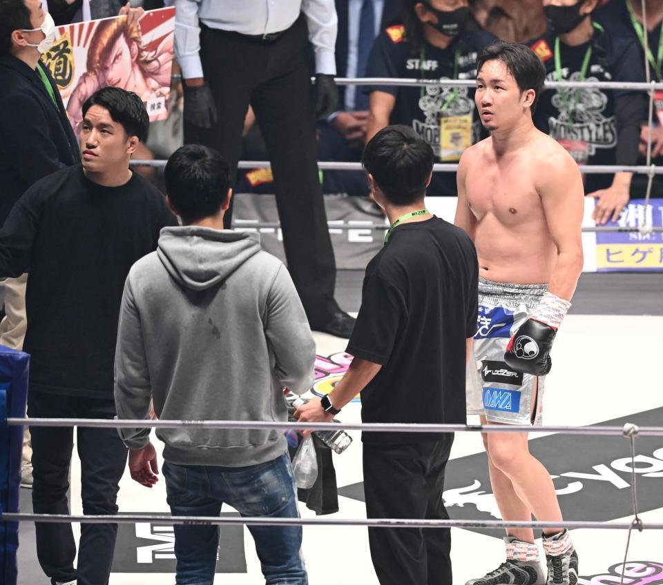 　スクリーンに映し出された自分のダウンシーンを確認する朝倉海（左）と朝倉未来（撮影・高石航平）