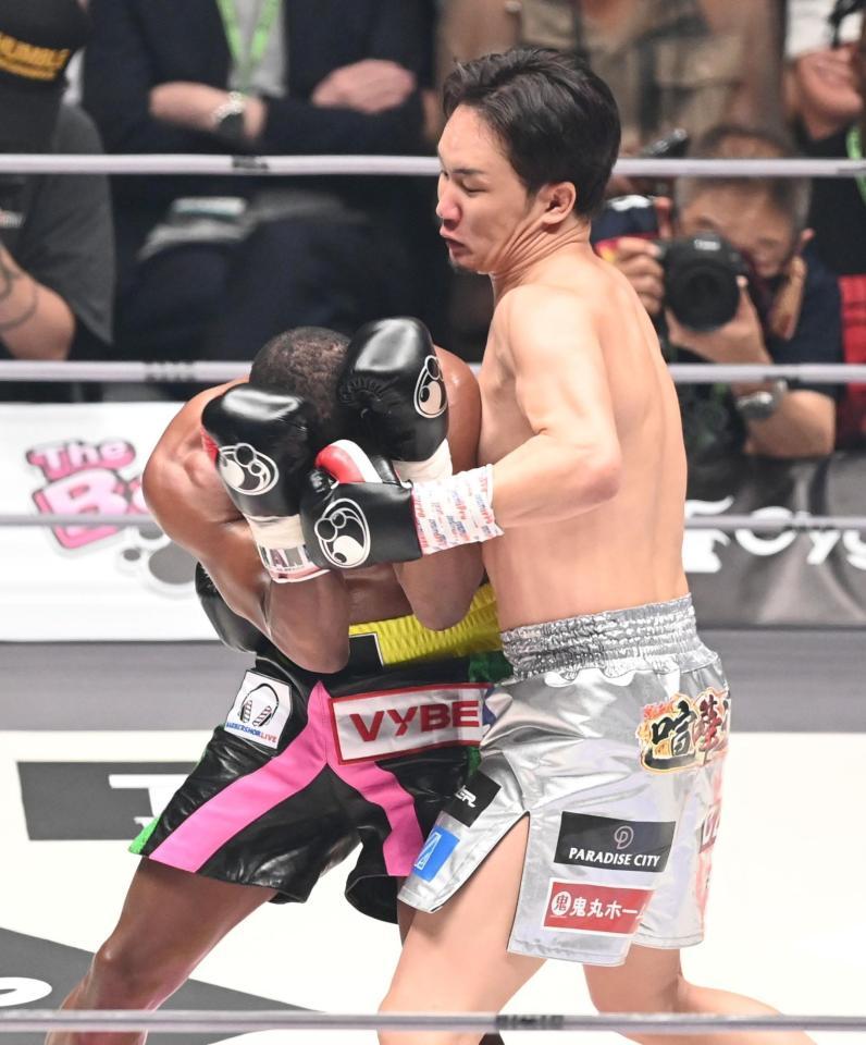 　２回、メイウェザーを攻める朝倉未来（撮影・高石航平）