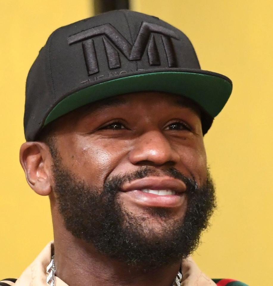 　笑みを浮かべるメイウェザー＝２４日