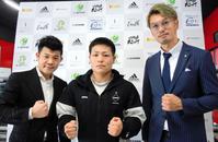 　次戦に向けて会見を開いた（左から）亀田興毅ファウンダー、中島玲、石田順裕会長