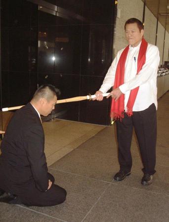 　小川直也（左）に竹刀で闘魂を注入するアントニオ猪木さん＝２００７年