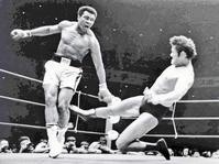 　モハメド・アリ（左）と対戦するアントニオ猪木＝１９７６年６月２６日　日本武道館