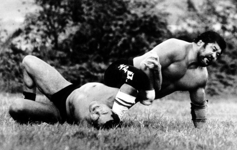 　巌流島でマサ斎藤と対決したアントニオ猪木（左）＝１９８７年１０月４日