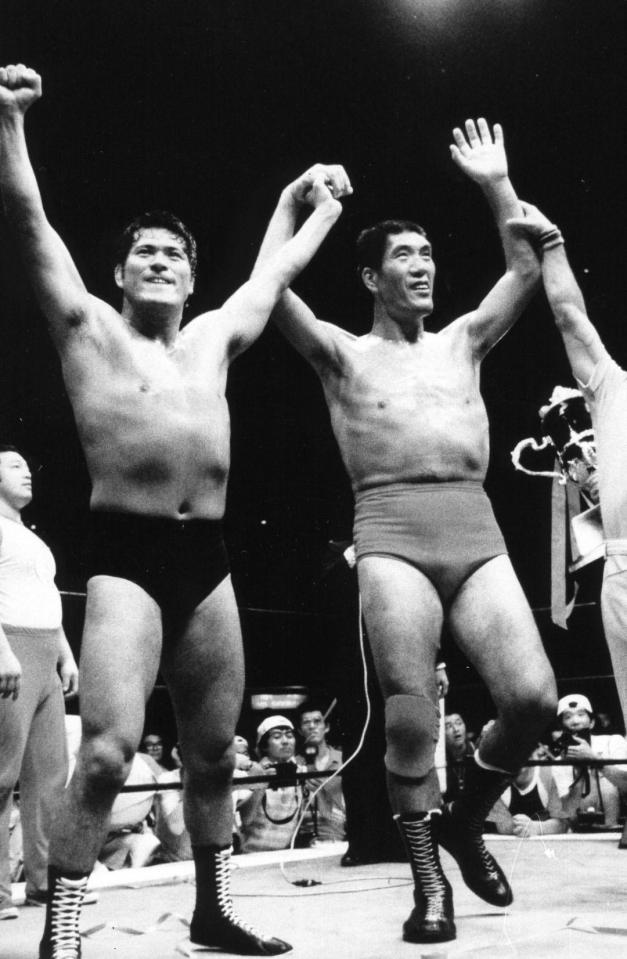 　１９７９年８月、プロレスのオールスター戦でタッグを組んだジャイアント馬場（右）とアントニオ猪木さん＝日本武道館（山内猛氏撮影）