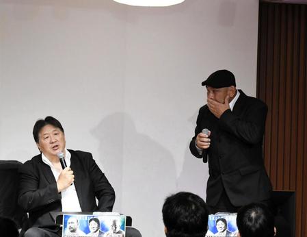 　トークイベントで前日亡くなったアントニオ猪木さんとの思い出を語った前田日明（左）と、感極まる藤田和之