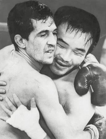 　死力の１５ラウンドを戦い抜き、互いの健闘をたたえ合うエデル・ジョフレ（左）とファイティング原田＝１９６６年５月