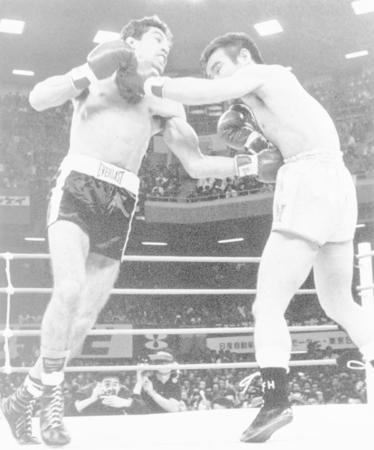 　１９６６年５月、世界バンタム級タイトルマッチでファイティング原田（右）と激しく打ち合うエデル・ジョフレ