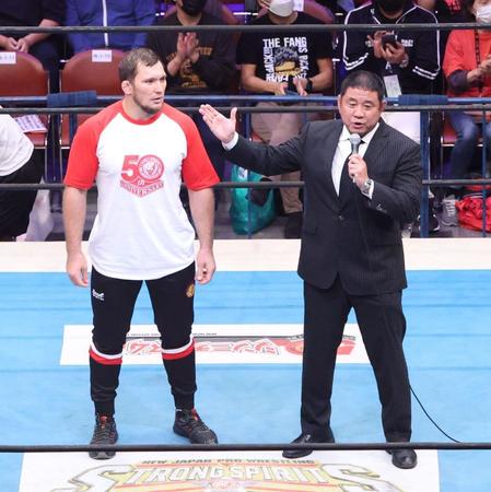 　永田裕志（右）から紹介される練習生のオレック・ボルティン