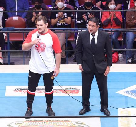 　観衆に挨拶をするオレック・ボルティン（右は永田裕志）