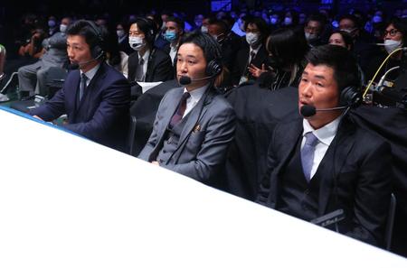 　解説席に座る（左から）村田諒太、山中慎介氏、長谷川穂積氏（代表撮影）