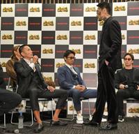 　ＢｒｅａｋｉｎｇＤｏｗｎ６前日記者会見に乱入した瓜田純士（右）と舌戦を繰り広げる黒石高大（撮影・伊藤笙子）