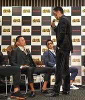 　ＢｒｅａｋｉｎｇＤｏｗｎ６前日記者会見で黒石高大（左）に文句をつける瓜田純士（撮影・伊藤笙子）