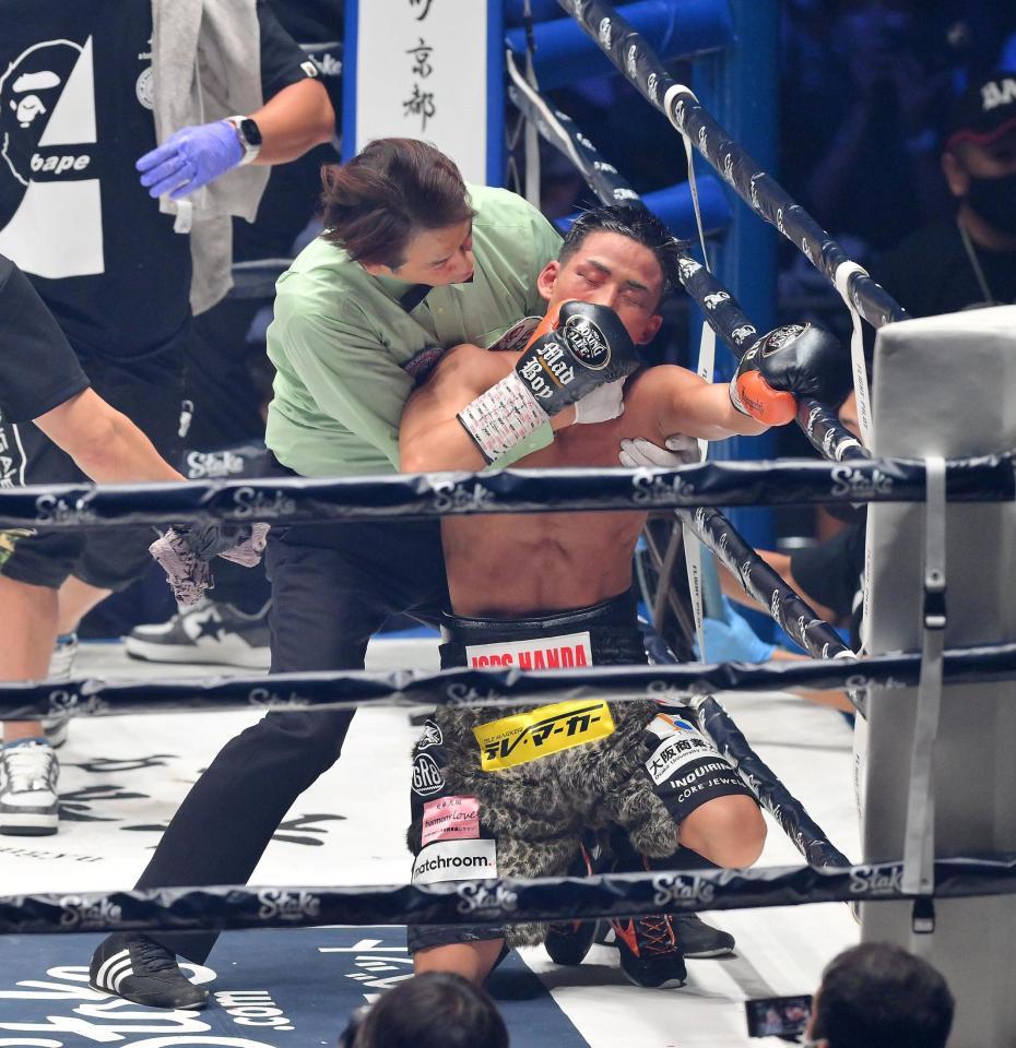 　７回ＴＫＯ負けを喫し、染谷路郎レフェリー（左）に抱えられる京口紘人（１日）