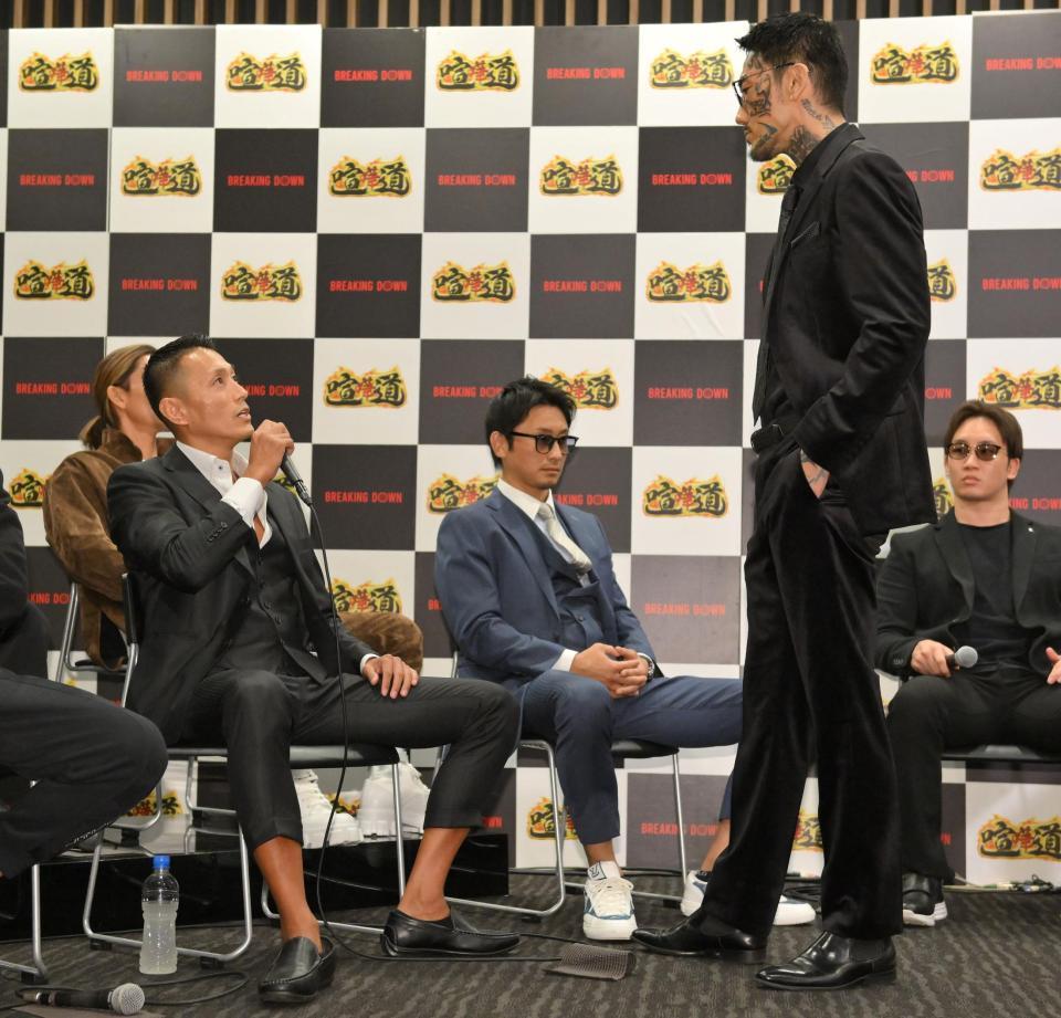 　ＢｒｅａｋｉｎｇＤｏｗｎ６前日記者会見に乱入した瓜田純士（右）と舌戦を繰り広げる黒石高大（撮影・伊藤笙子）