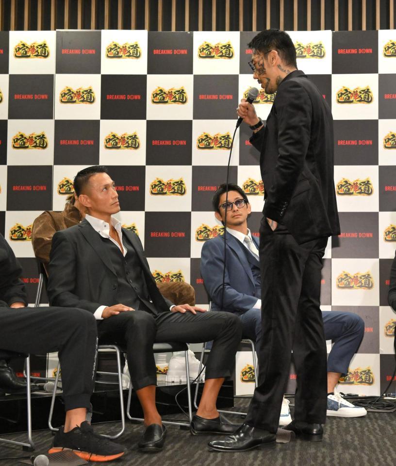 　ＢｒｅａｋｉｎｇＤｏｗｎ６前日記者会見で黒石高大（左）に文句をつける瓜田純士（撮影・伊藤笙子）
