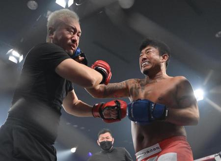 　ＹＵＧＯと対戦したバン仲村（撮影・伊藤笙子）