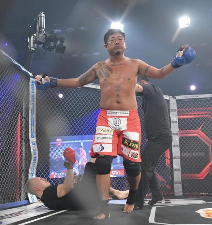 　ＹＵＧＯからダウンを奪ったバン仲村（撮影・伊藤笙子）