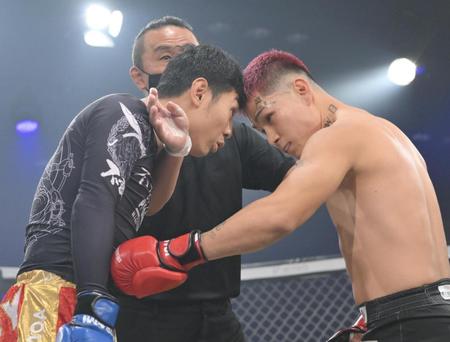 　試合前から睨み合う樋口武大（左）と信原空（撮影・伊藤笙子）