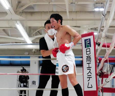 　西山一志会長（左）に送り出される住田愛斗