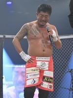 　試合後、涙を見せるバン仲村（撮影・伊藤笙子）