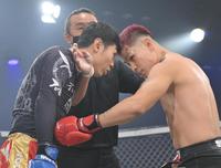 　試合前から睨み合う樋口武大（左）と信原空（撮影・伊藤笙子）