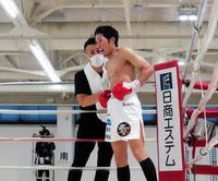 　西山一志会長（左）に送り出される住田愛斗