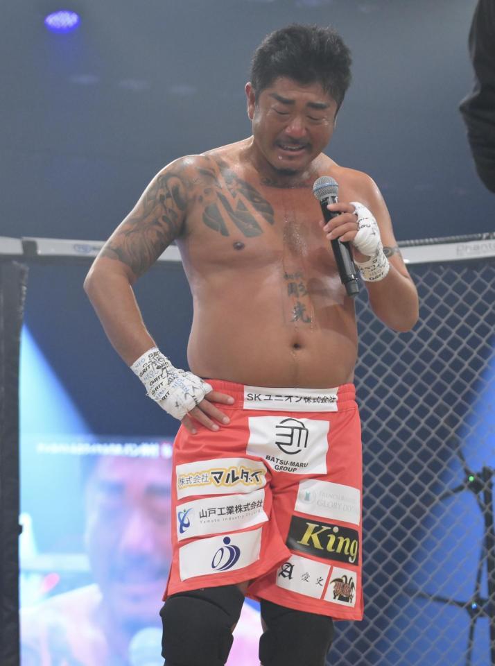 　試合後、涙を見せるバン仲村（撮影・伊藤笙子）