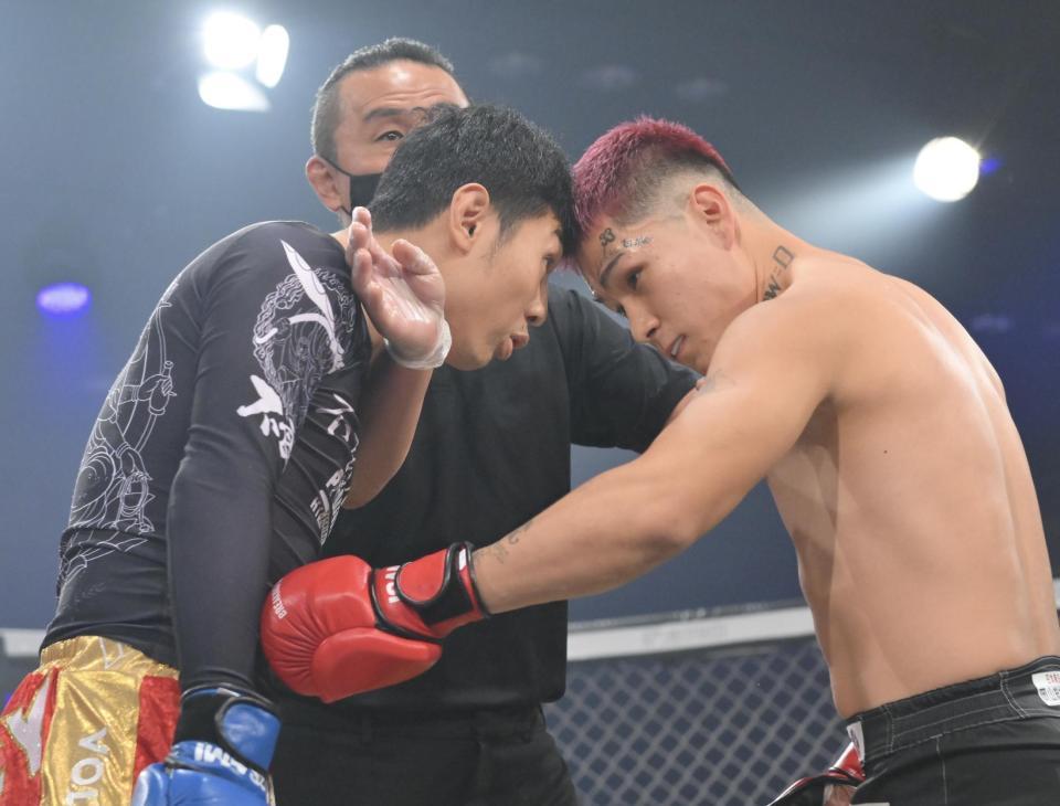 　試合前から睨み合う樋口武大（左）と信原空（撮影・伊藤笙子）