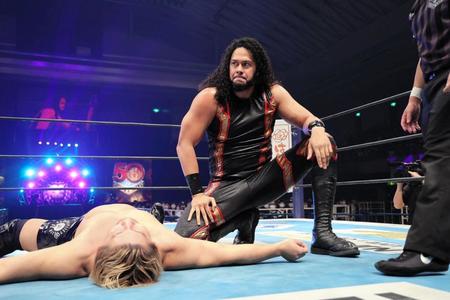 　わずか２８秒で高橋裕二郎（手前）を破ったヒクレオ（新日本プロレス提供）