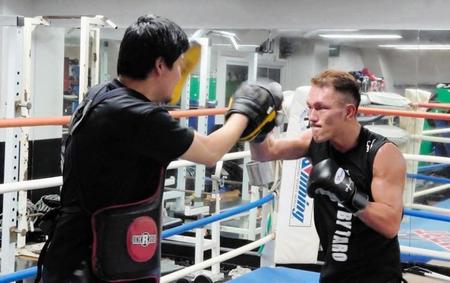 　ミット打ちを行う赤穂亮