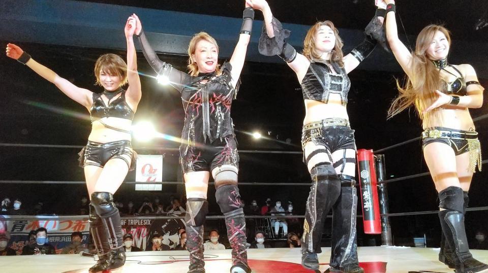 　正危軍メンバーとファンから結婚を祝福される桜花由美（右から２人目）