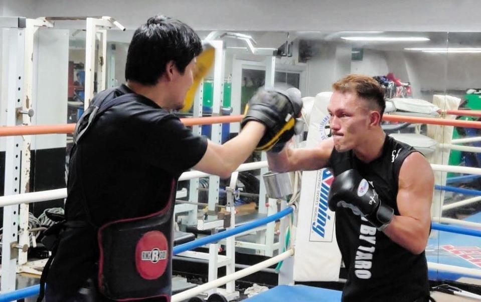 　ミット打ちを行う赤穂亮