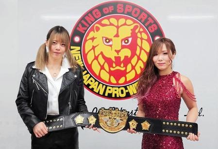 　ＩＷＧＰ女子王座のベルトを手にする岩谷麻優（左）とＫＡＩＲＩ