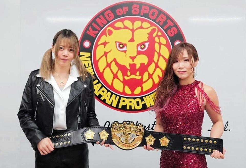 　ＩＷＧＰ女子王座のベルトを手にする岩谷麻優（左）とＫＡＩＲＩ
