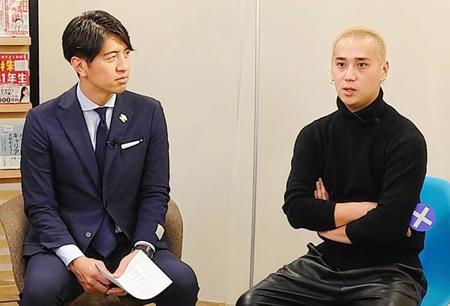 　田中大貴アナウンサー（左）の質問に答えるこめお