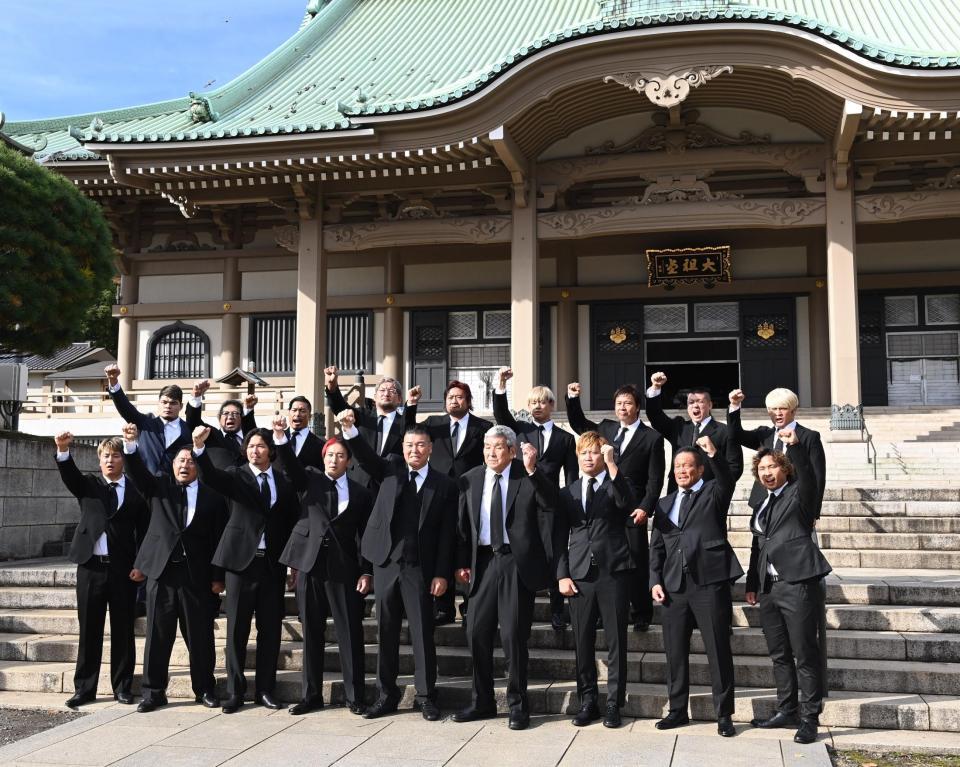 　アントニオ猪木さんの四十九日法要に参列した小川直也、坂口征二（前列中央）ら（撮影・高石航平）